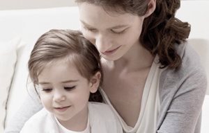 Una madre y su hijo sentados próximo el uno del otro.